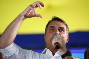 Plano de Flávio Bolsonaro prevê licenciamento ambiental automático e fracking