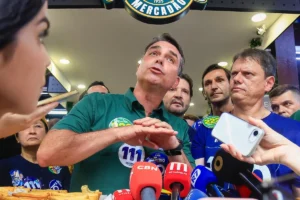Flávio Bolsonaro discute plano econômico com empresários que inclui elevar idade de aposentadoria para 67 anos