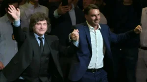 Fuga de Flávio Bolsonaro: empresa do avião pertence a aliado de Javier Milei na Argentina