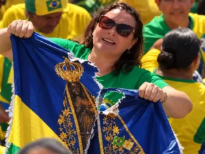 Apoiadora de Flávio rasga bandeira de Nossa Senhora Aparecida em ato polêmico em BH