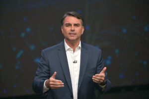 Flávio Bolsonaro promete excluir beneficiários do Bolsa Família em dois anos; Lula critica falta de experiência com trabalhadores