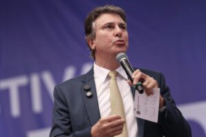 Proposta de Flávio Bolsonaro sobre Bolsa Família mostra onde será o ‘tesouraço’, critica Camilo Santana