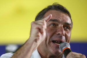 Flávio Bolsonaro pede cassação de Lula e Alckmin ao TSE