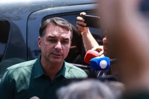 Flávio Bolsonaro enfrenta pedido de cassação no Senado após saída do Brasil