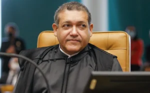 Ministro Kassio Nunes Marques censura jornal de petroleiros a pedido de Flávio