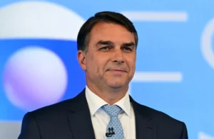 Fuga de Flávio Bolsonaro acelera desembarque do Centrão e deixa extrema direita enfraquecida