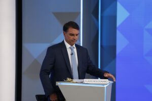 Flávio Bolsonaro movimentou R$ 1,3 milhão em três meses incompatível com sua renda, revela Coaf