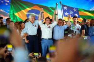 Flávio Bolsonaro anuncia planos ambiciosos para reformar a Constituição se eleito