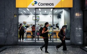 Flávio Bolsonaro pode adiar privatização dos Correios por garantia de R$ 17,5 bilhões ao Tesouro
