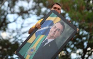 Flávio Bolsonaro comete crime eleitoral ao pedir votos durante votação no Rio