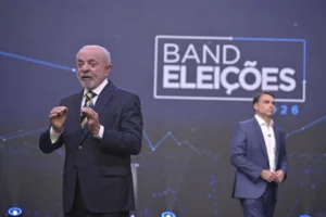 Flávio Bolsonaro deixa perguntas sem resposta e foge de desafio de Lula em debate da Band