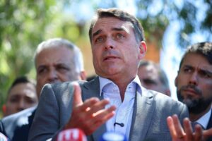 Aliados orientam Flávio Bolsonaro a abaixar o tom e responder diretamente a Lula no debate da Globo