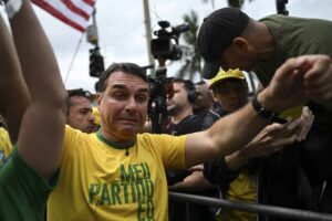 Flávio Bolsonaro prepara mais de 200 decretos para primeiro dia de mandato incluindo mudanças nas leis trabalhistas