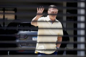 Derrota de Flávio Bolsonaro dificulta caminhos para soltura de Jair por indulto ou via judicial