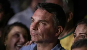 Flávio Bolsonaro desiste de pedir anulação das eleições após ser convencido por aliados
