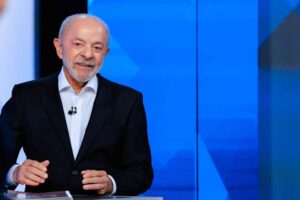 Deslizes de Flávio Bolsonaro no debate impulsionam votos para Lula entre eleitores indecisos