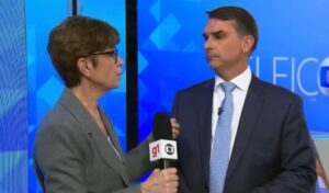Flávio Bolsonaro é corrigido ao vivo por jornalista durante entrevista pós-debate