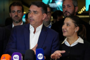 Assessora de Flávio Bolsonaro criticou fim da escala 6×1, mas candidato muda de posição na campanha