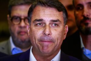 Campanha de Flávio Bolsonaro se mobiliza para impedir votação sobre fim da escala 6×1 no Senado