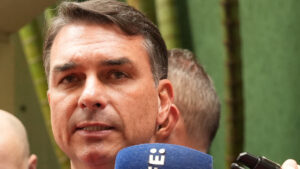 Flávio Bolsonaro pode perder mandato de senador em dezembro por excesso de faltas