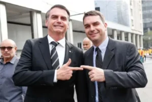 Flávio Bolsonaro promete receber faixa presidencial das mãos do pai condenado por tentativa de golpe