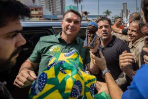 Flávio Bolsonaro usa polêmica sobre Nossa Senhora Aparecida para atacar PT e Igreja