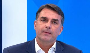 Flávio Bolsonaro fala sobre fim da escala 6×1 e causa polêmica