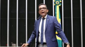 Flávio Bolsonaro acusado de ser sócio de advogado fraudador do INSS, denuncia Otoni de Paula