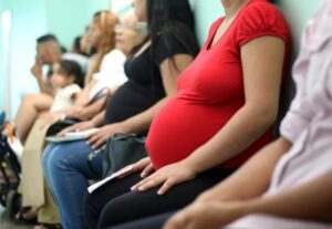 Plano de Flávio Bolsonaro ameaça benefícios de gestantes de alto risco e direitos previdenciários