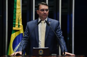 Guardian alerta para planos de Flávio Bolsonaro: ‘Outro golpe de Estado’