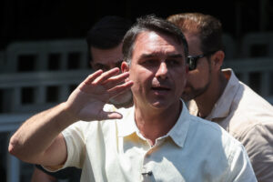 Flávio Bolsonaro aciona Justiça Eleitoral contra Polícia Federal por investigação de interferência estrangeira