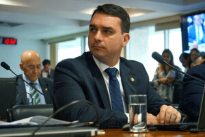 Projeto de Flávio Bolsonaro sobre denúncias falsas pode desestimular vítimas de estupro