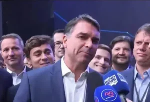 Flávio Bolsonaro lidera em número de mentiras apontadas por agências de checagem após debate