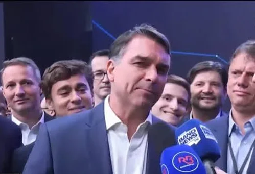 Flávio Bolsonaro lidera em número de mentiras apontadas por agências de checagem após debate