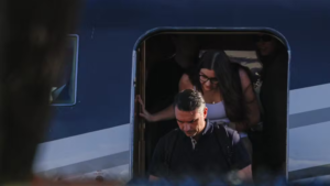 Flávio Bolsonaro desembarca em Miami após cruzar fronteira com Argentina; fuga contraria STF