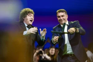 Plano de Flávio Bolsonaro sofre alerta após Milei cortar entrada de aposentados em 53% na Argentina