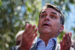 Panelaços reverberam pelo Brasil durante sabatina de Flávio Bolsonaro na Globo