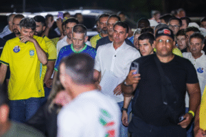 PF intima Flávio Bolsonaro a entregar passaportes em 24 horas