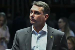 Deputado pede à PGR que proíba Flávio Bolsonaro de deixar o país por investigação