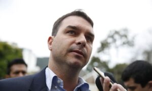 PF investiga rede internacional que apoiou fuga de Flávio Bolsonaro