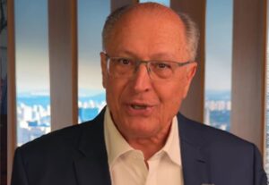 Alckmin acusa Flávio Bolsonaro de usar desculpas para não abrir sigilo: ‘Não dá ter vida pública’