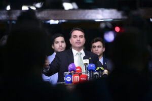 Flávio Bolsonaro descumpre ordem do STF e deixa País sem avisar seguranças