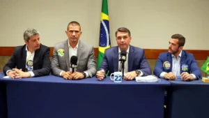 Flávio Bolsonaro ataca STF e TSE em live acusando ministros de censura política