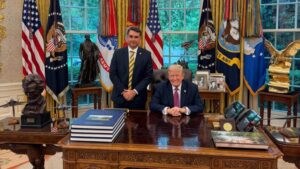Governo Trump intervém e pede que Flávio Bolsonaro retire ‘presidente eleito’ de carta polêmica