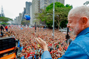 Flávio Bolsonaro aciona TSE contra lideranças da UNE após mobilização estudantil pró-Lula