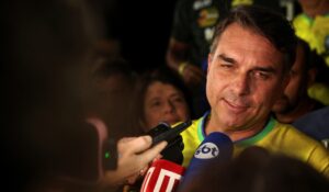 Flávio Bolsonaro investigado: jatos na Europa pagos por empresa de investigado em fraude do INSS
