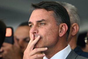 Juíza nega pedido de Flávio Bolsonaro para remover vídeo que conecta senador a rachadinha e Caso Marielle