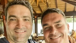 Flávio Bolsonaro dividia conta bancária com advogado investigado por fraudes no INSS, mostram e-mails
