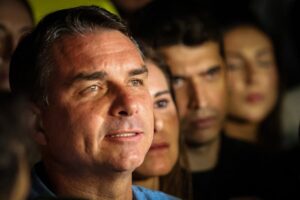 Análise revela que 89% da vantagem eleitoral de Flávio Bolsonaro sobre Lula no Rio concentra-se em áreas controladas por milícias