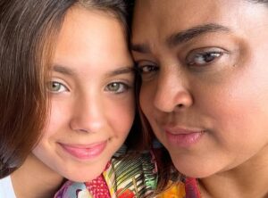 Flor Gil estreia no palco de ‘Confissões de Adolescente’ e segue trilha de família artística